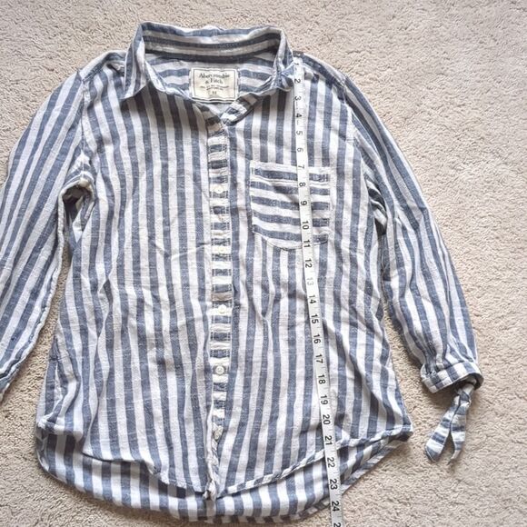 Abercrombie & Fitch Blue and White Striped Button Down Shirt - Picture 5 of 9